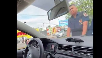Vídeo chocante:  Jovem arrasta policiais no capô após pedirem para ele parar