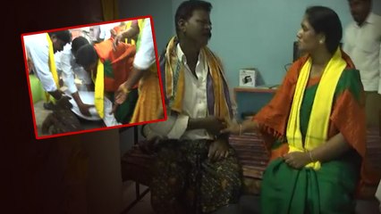 పరిటాల సునీత కాళ్ల మీద పడ్డ ఓ వ్యక్తి.. ఇంతకీ ఏం జరిగింది..? *Andrapradesh | Telugu OneIndia