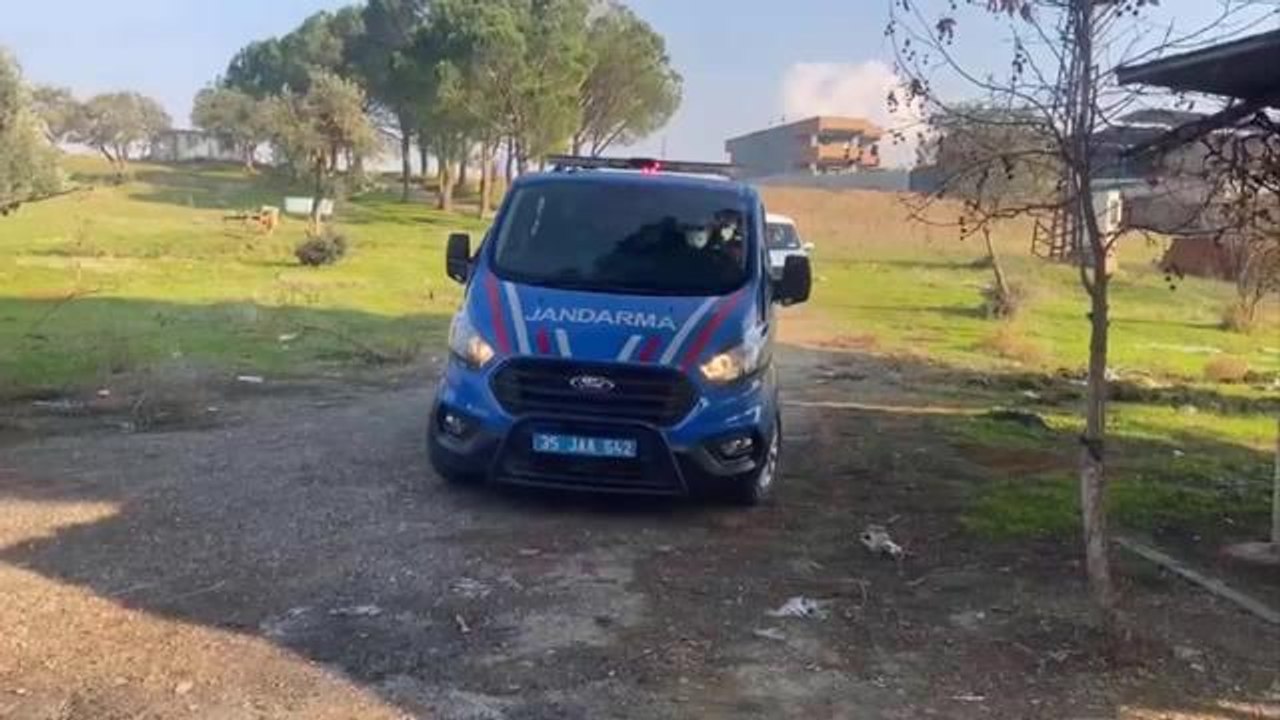 İzmir'de Sağlıksız Koşullarda Üretilmiş 8 Ton Salça ve Son Kullanma Tarihi Geçmiş 12 Ton Gıda Ürünü Ele Geçirildi