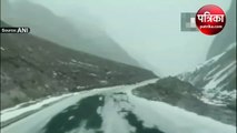 लाहौल और स्पीति ज़िले के शिंकुला दर्रा में जमकर हुई बर्फबारी, पर्यटकों के चेहरे खिले
