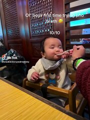 Em bé nước ngoài lần đầu nếm phở