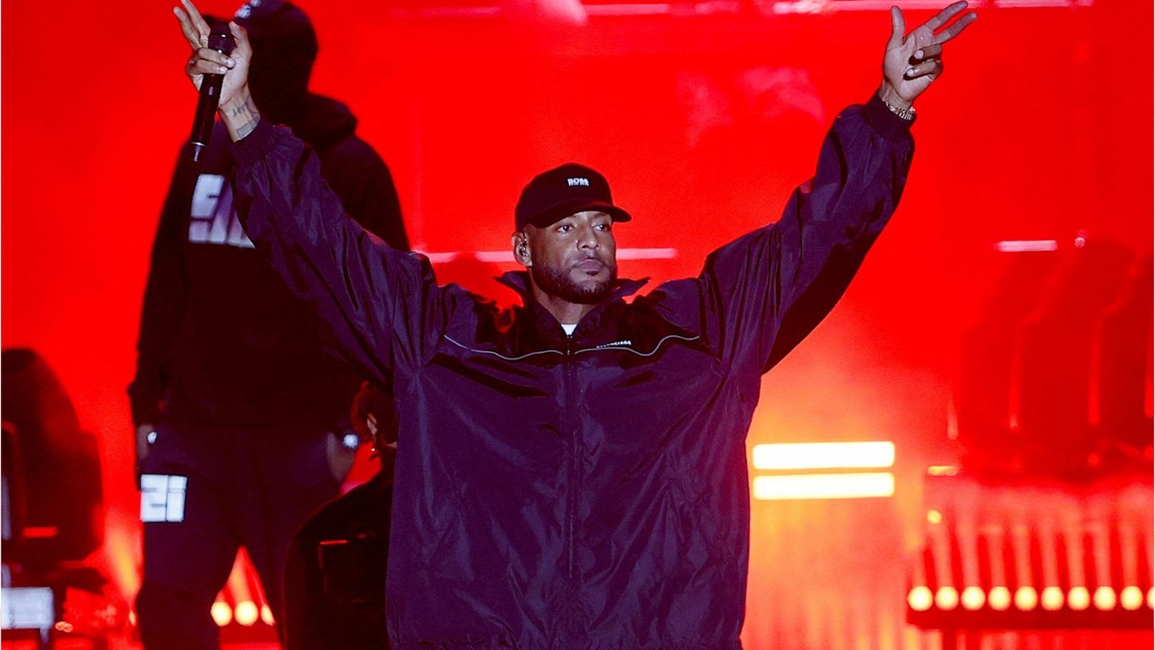 Voici - « Ça va chier mon Juju ! " : l'échange lunaire entre Booba et Julien Courbet sur les réseaux sociaux