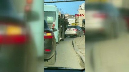 Kapısı açık minibüslerde tehlikeli yolculuk