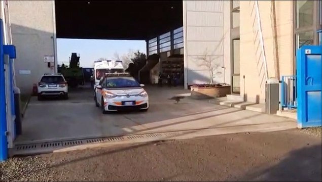 Bollate, incidente sul lavoro: operaio schiacciato nella ditta di autodemolizioni