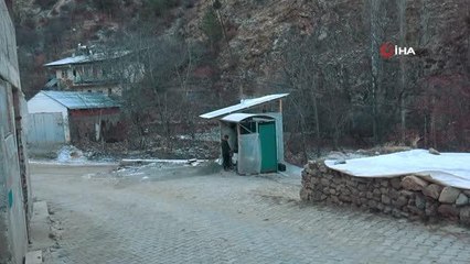 Çocuklar için minibüs durağına soba kurdular
