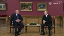 Ungezwungene Atmosphäre? Putin und Lukaschenko sprechen im Russischen Museum