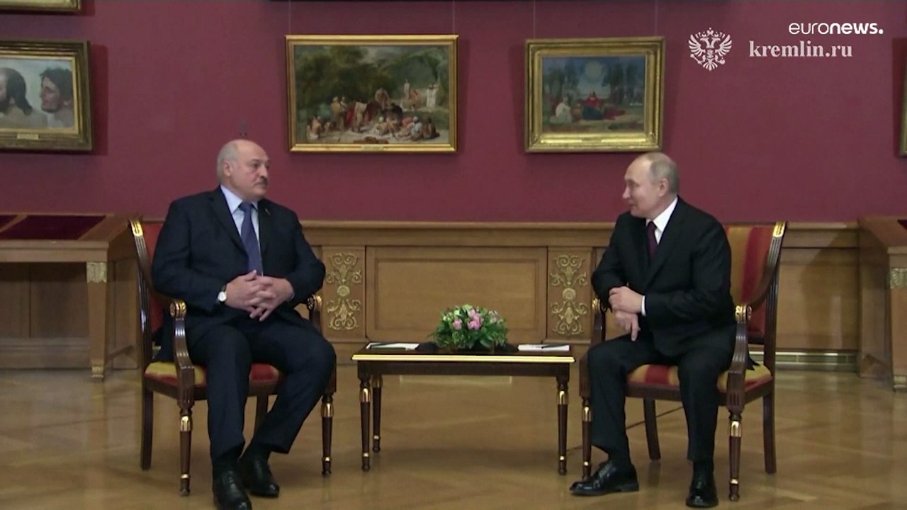 Ungezwungene Atmosphäre? Putin und Lukaschenko sprechen im Russischen Museum