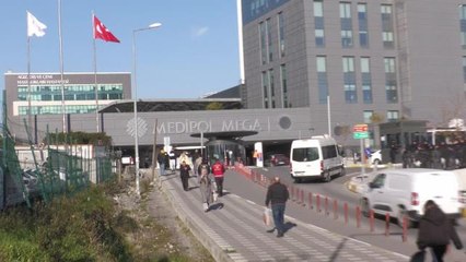 İstanbul'da Hekimlerin, Bakan Koca'nın Kurucusu Olduğu Özel Hastanenin Önüne 'Beyaz Önlük Bırakma' Eylemi Engellendi