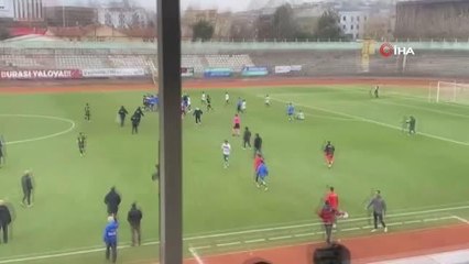 Sahaya inen kulüp başkanı rakip takımda oynayan futbolcuya saldırdı