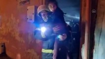 Kahramanmaraş'ta yangın çıkan evde mahsur kalan 8 kişi kurtarıldı