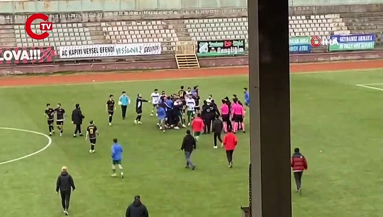 Maçta skandal hareket! Sahaya inen kulüp başkanı rakip futbolcuyu tokatladı