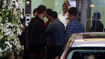 SRK-Salman share warm hug at latter's birthday party, fans react