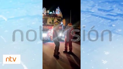 "¡Sí, acepto!": Romántica petición de matrimonio en pleno desfile navideño