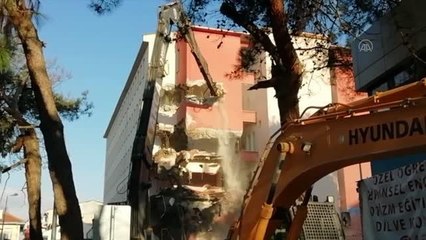 Deprem dayanıklılık testini geçemeyen hükümet konağı yıkılıyor