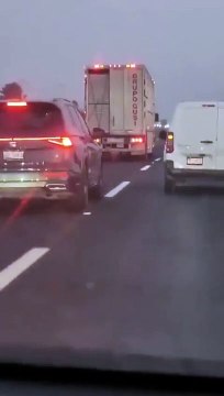 Camionista não se deixa ser ultrapassado e acaba por capotar camião.