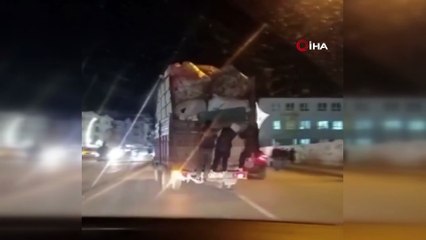 Kamyonet arkasında tehlikeli yolculuk kamerada