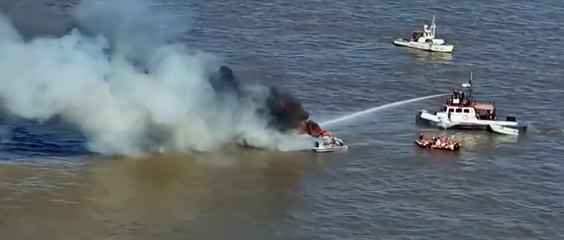 Incendio de una embarcación en el Río de La Plata