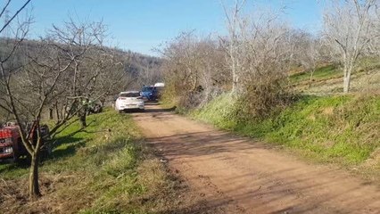 Devrilen traktörün altında kalan sürücü öldü