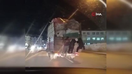 Kamyonet arkasında tehlikeli yolculuk kamerada