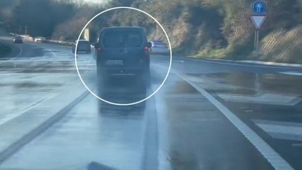 Un bache en la curva y mucha agua acumulada entre las causas del accidente de autobús