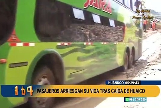 Caída de huaico en Huánuco: pasajeros arriesgan su vida al pasar por encima de derrumbes