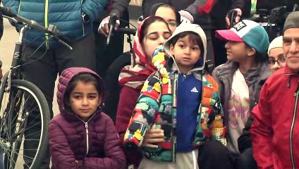 Pakistan : des cyclistes bravent le smog de Lahore pour inciter à abandonner la voiture