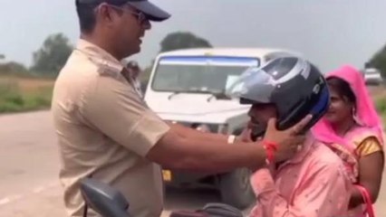 सीधी: पुलिस का अनोखा अंदाज, मंत्र उच्चारण के साथ पहनाया हेलमेट