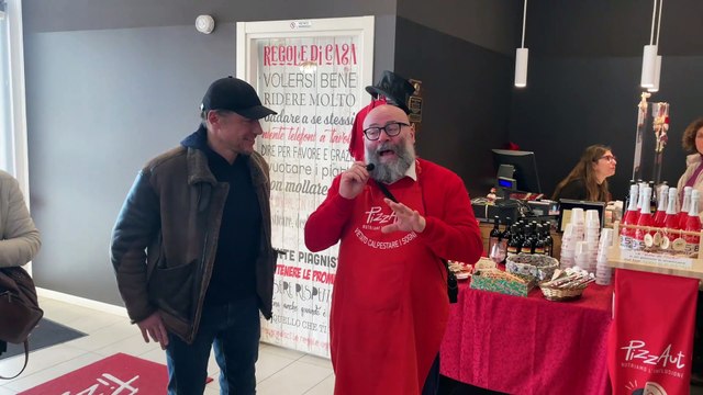 Stefano Accorsi ospite a PizzAut per festeggiare l'assunzione di Lorenzo