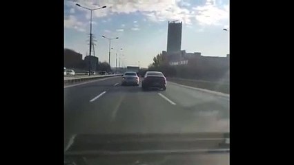 Can güvenliği hiçe saydılar! Seyir halinde arabadan sarkıp diğer arabaya saldırdılar