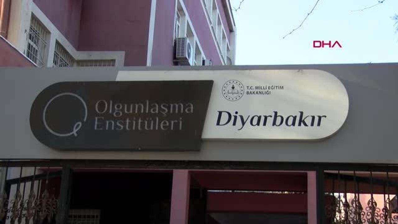 YARI DEĞERLİ TAŞLAR, KADINLARIN ELİNDEN İŞLENEREK EKONOMİYE KAZANDIRILIYOR