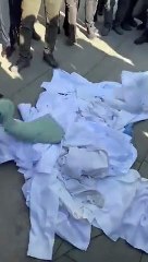 Doktorlardan, Bakan Koca'ya, kurucusu olduğu hastanenin önünde tepki