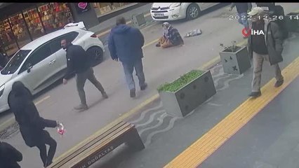 Motosikletin kadına çarpma anı kamerada