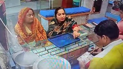 दिनदहाड़े ज्वैलर्स की दुकान में वारदात
