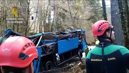 La Guardia Civil procede a retirar el autobús accidentado del río Lérez.