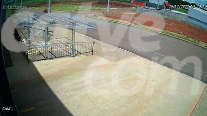 Adolescente pega carro de clientes da empresa dos pais e derruba 4 postes