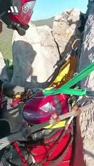 El difícil rescate de una senderista atrapada en una tirolina en Málaga