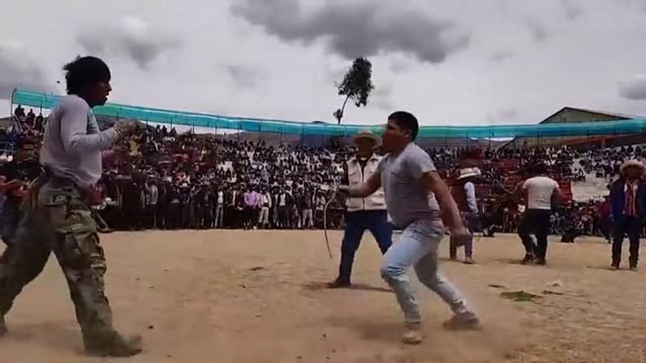 Los residentes de Cuzco despiden el año a puño limpio en el festival anual de Takanakuy