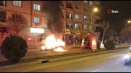 Seyir halindeki otomobil alev topuna döndü