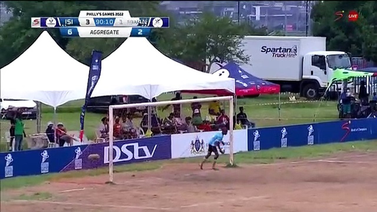 Torneo Sudafrica, i giocatori si sdraiano per far segnare gli avversari