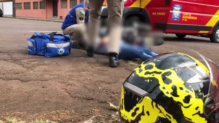 Após acidente entre duas motos no Centro, mulher fica ferida