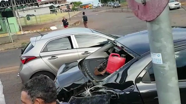 Colisão de trânsito envolvendo ônibus do transporte público é registrada no Bairro Coqueiral