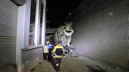 Otomobille çarpışan beton mikseri köprüden düştü 3 kişi yaralandı