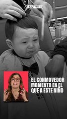 Niño nervioso contiene las lágrimas mientras se corta el pelo por primera vez