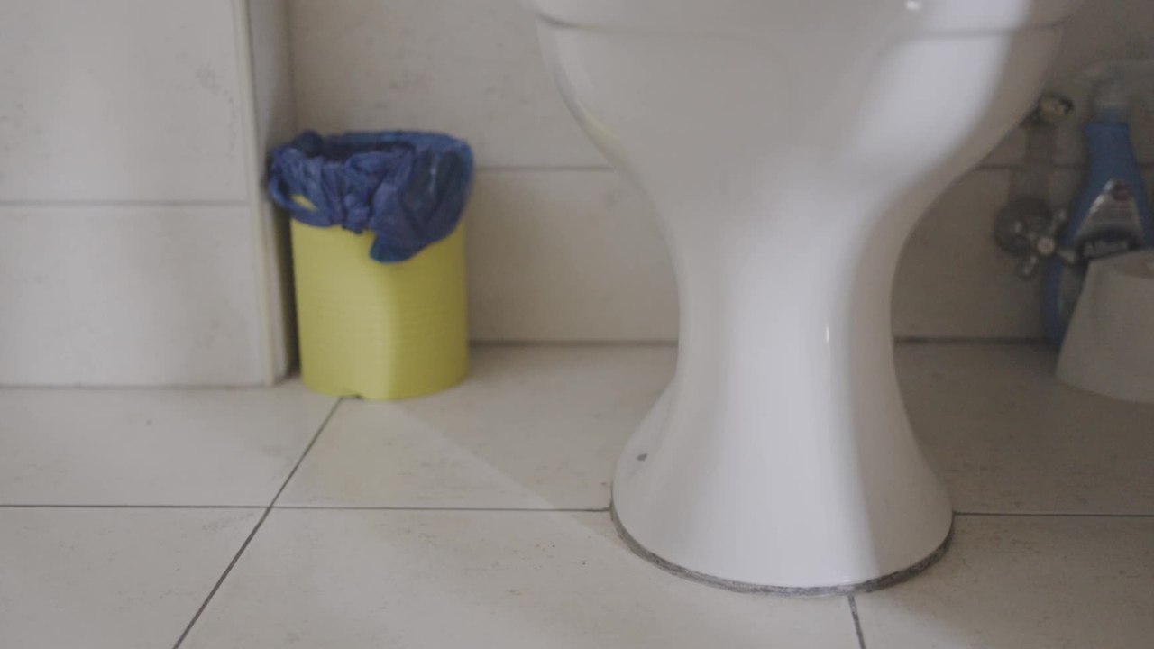 Shy bladder syndrome: The reason you can’t urinate when others are close by