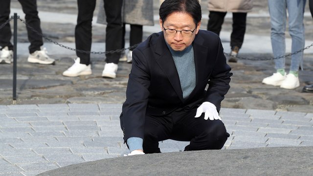 김경수 전 지사, 노무현 전 대통령 묘역 참배 / YTN