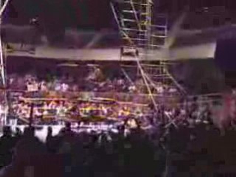 WWE hardcore chute spectaculaire