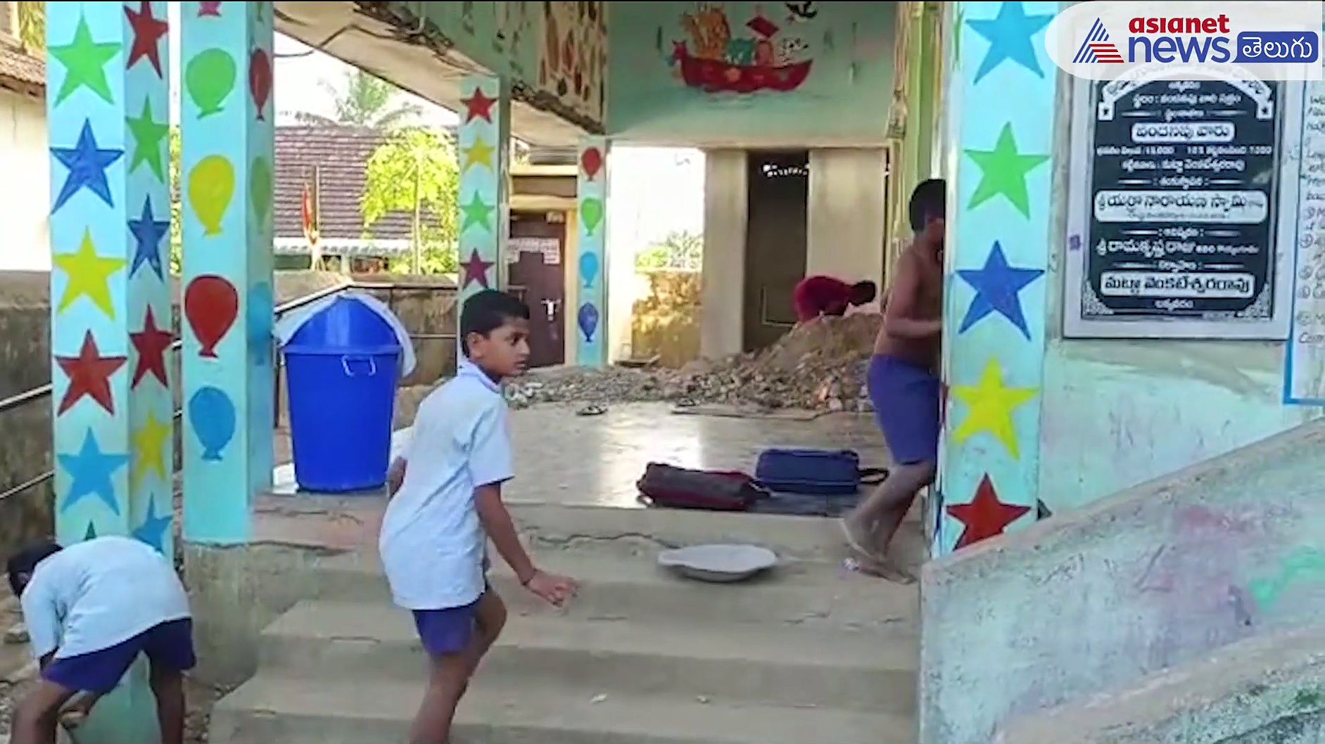 బలపం పట్టాల్సిన చేతులతో పార పట్టించి... విద్యార్థులను కూలీలుగా మార్చిన ఉపాధ్యాయుడు 