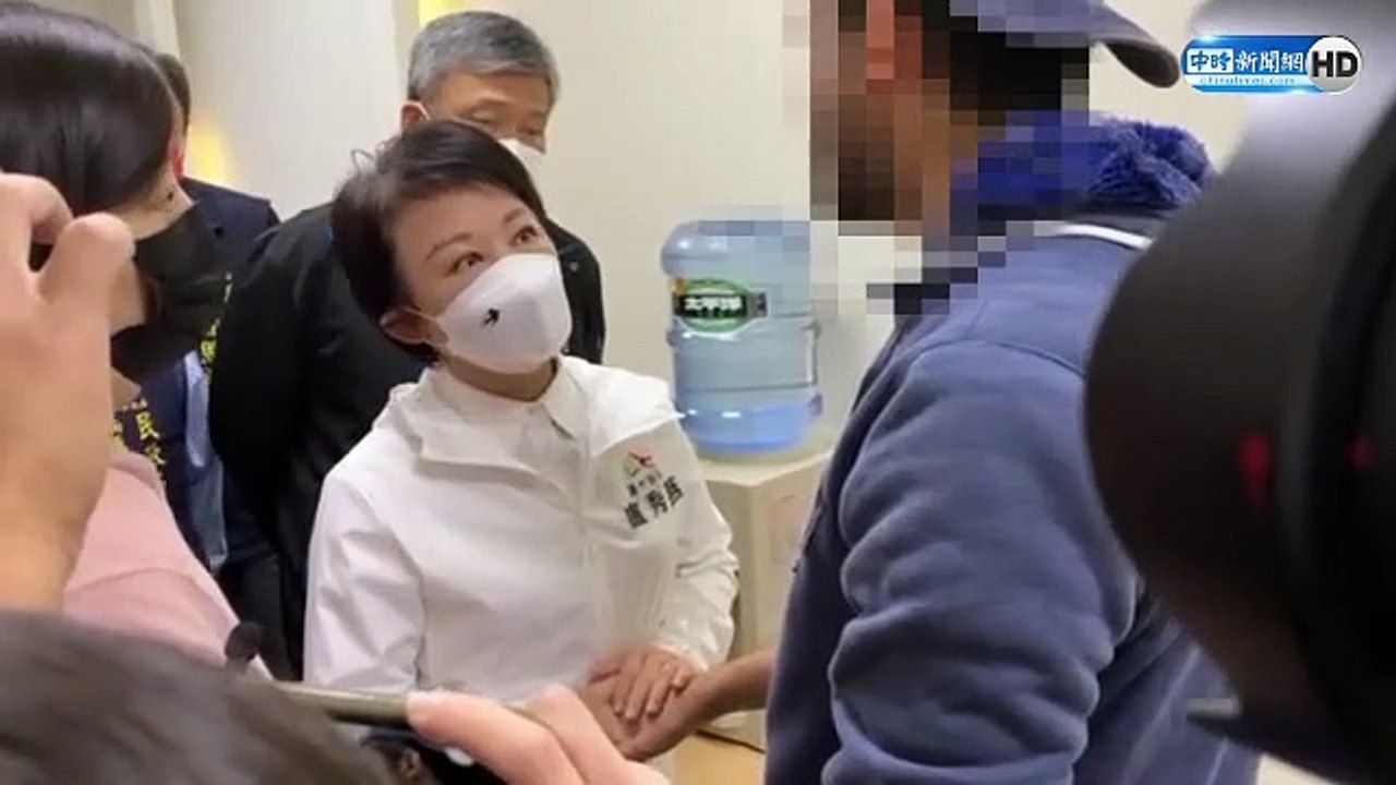 公車飛撞母子雙亡 父痛哭喊「我該怎麼辦？」盧秀燕探視全程緊擁