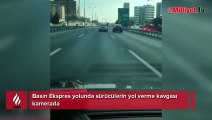 Basın Ekspres yolunda sürücülerin yol verme kavgası kamerada