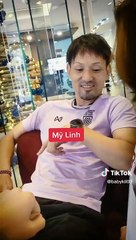 Mang giấy kết hôn xin chữ ký trọng tài